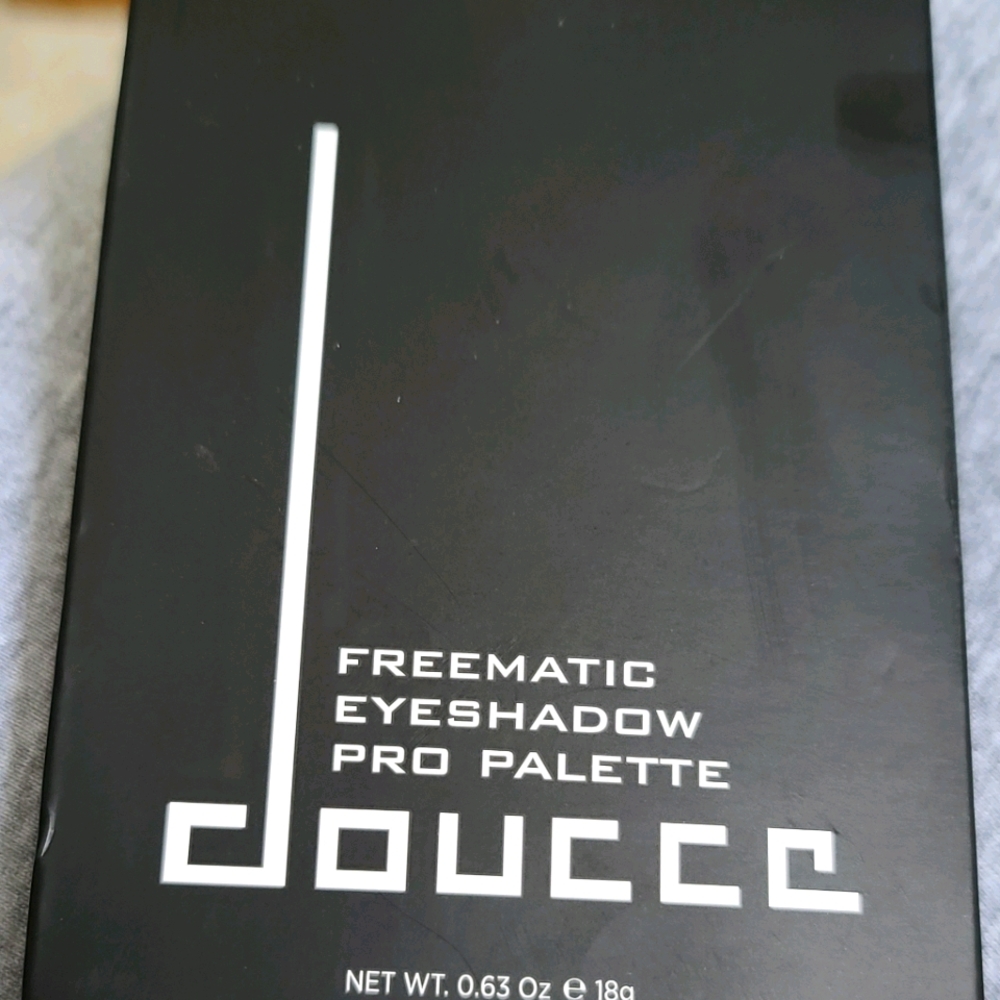 Doucette Freematic Eyeshadow Pro Palette